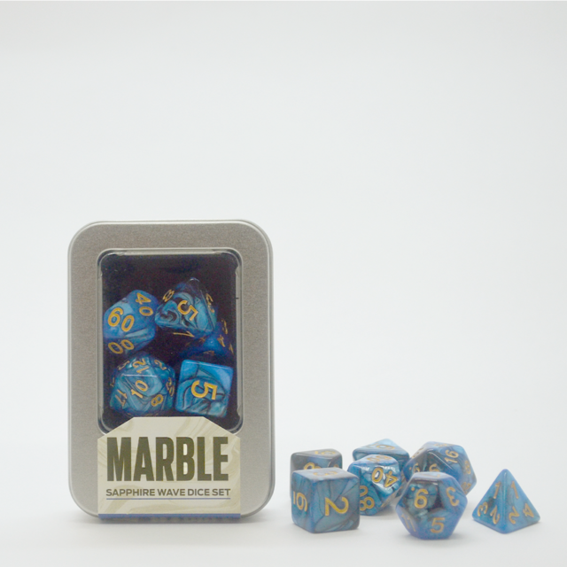 Kit de Dados Buro Marble Sapphire Wave com dados de RPG azuis e dourados em lata metálica.