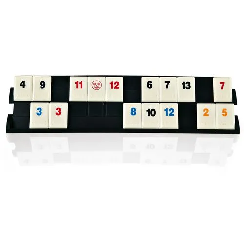 Suporte do jogo Rummikub Grow com peças numeradas expostas, simulando uma jogada durante a partida.