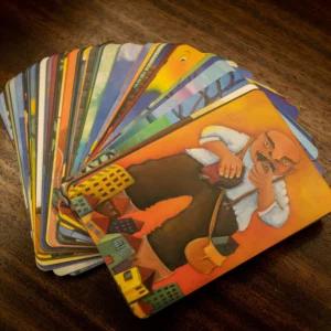 Cartas do Dixit 2ª Edição em leque mostrando ilustrações criativas