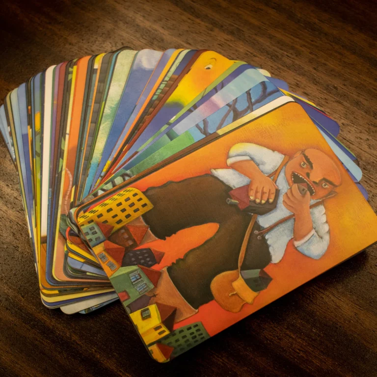 Cartas do Dixit 2ª Edição em leque mostrando ilustrações criativas