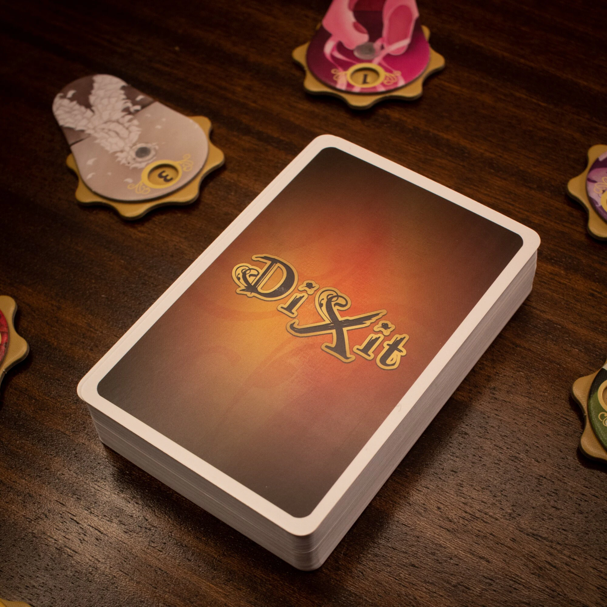 Monte de cartas do Dixit 2ª Edição viradas para baixo com marcadores ao redor