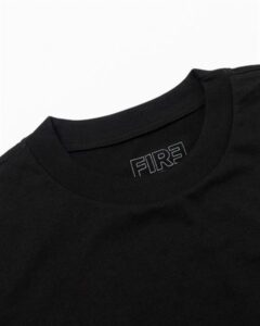 Zoom na gola da Camiseta Oversized Grey Piece Preto da Fire Apparel mostrando etiqueta estampada