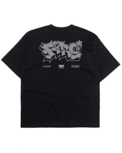 Costas da Camiseta Oversized Grey Piece Preto da Fire Apparel com estampa Fire grande e elementos de autenticação