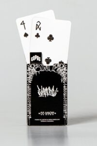 Baralho da Chronic da Copag com tag visível e cartas 7 de espadas e 2 de paus expostas