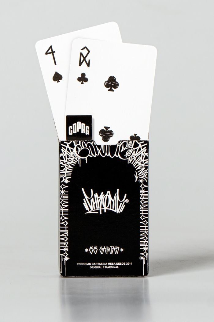 Baralho da Chronic da Copag com tag visível e cartas 7 de espadas e 2 de paus expostas