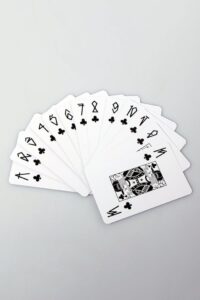 Cartas do Baralho da Chronic da Copag em leque mostrando os números do naipe de paus