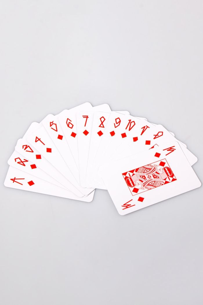 Cartas do Baralho da Chronic da Copag em leque mostrando os números do naipe de ouro