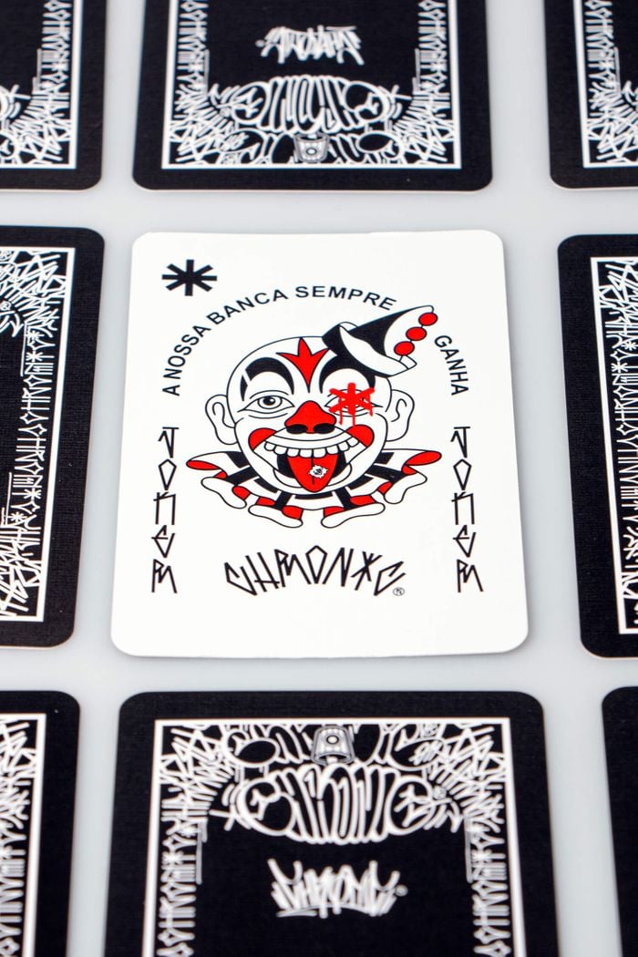 Carta Joker do Baralho da Chronic da Copag em close-up