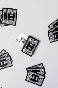 Mesa de jogo com o Baralho da Chronic da Copag e cartas em uso