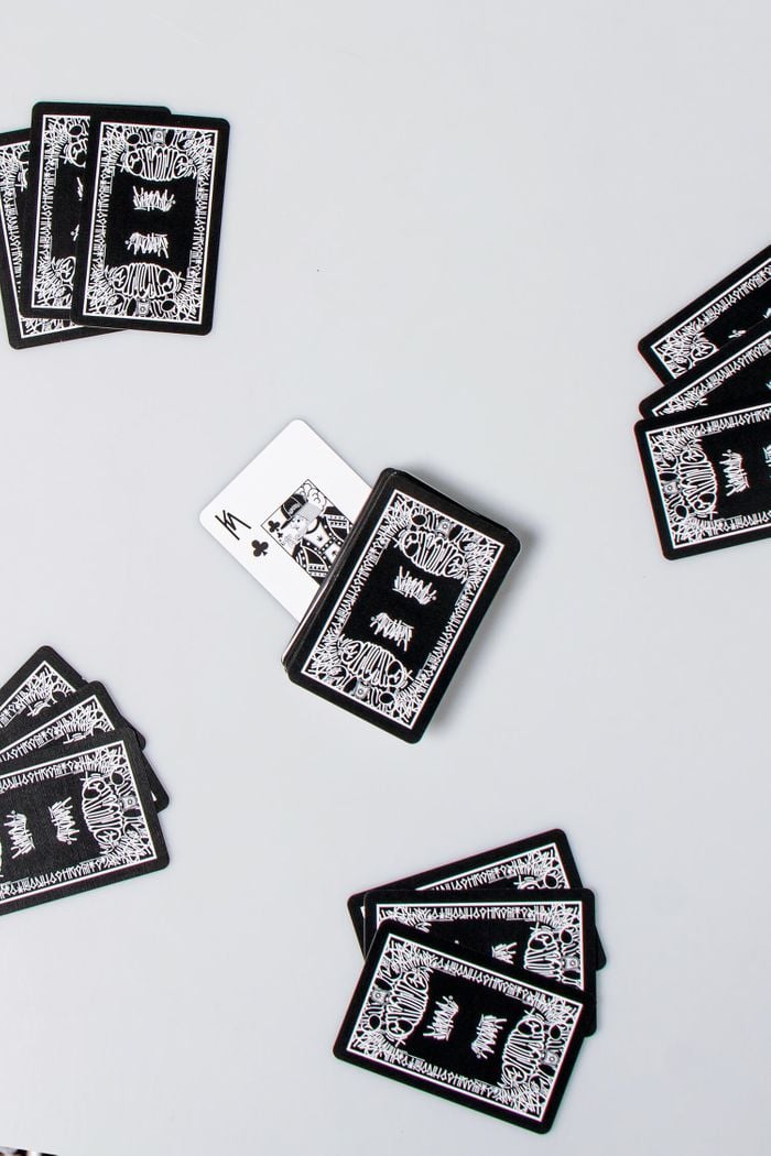 Mesa de jogo com o Baralho da Chronic da Copag e cartas em uso