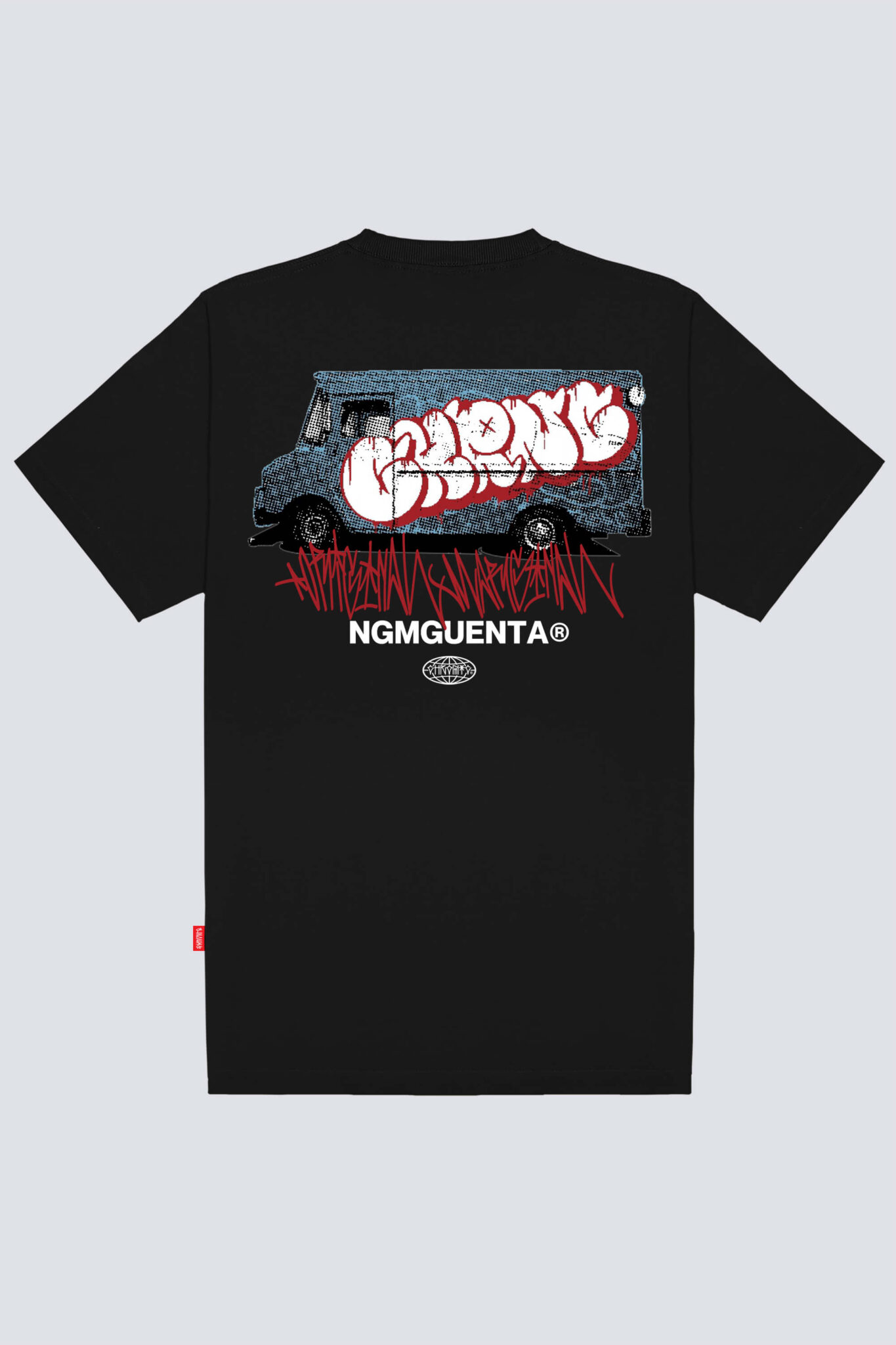 Parte traseira da camiseta Chronic preta, com grande estampa de uma van grafitada com o nome da marca e outro grafite sobreposto abaixo, acompanhada de informações da Chronic.