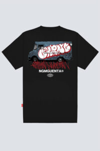 Parte traseira da camiseta Chronic preta, com grande estampa de uma van grafitada com o nome da marca e outro grafite sobreposto abaixo, acompanhada de informações da Chronic.