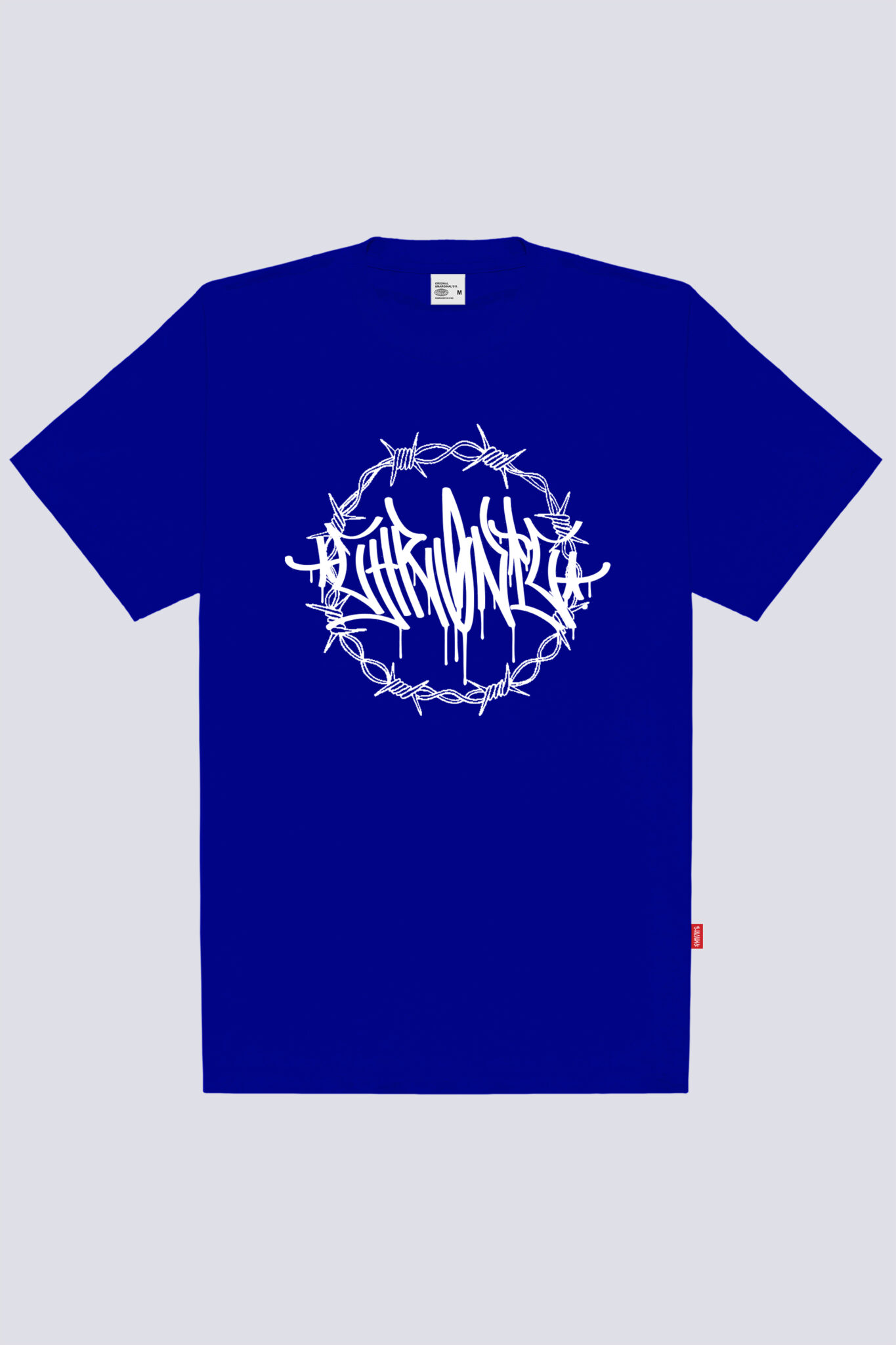 Camiseta básica Chronic modelo 4505 na cor azul ultrajante, com estampa média de grafite escrito “Chronic” dentro de um círculo de arame farpado.