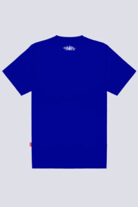 Parte traseira da camiseta Chronic 4505 azul ultrajante, com estampa pequena centralizada próximo à gola.