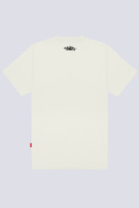 Parte traseira da camiseta Chronic 4505 branco off white, com estampa pequena centralizada próximo à gola.