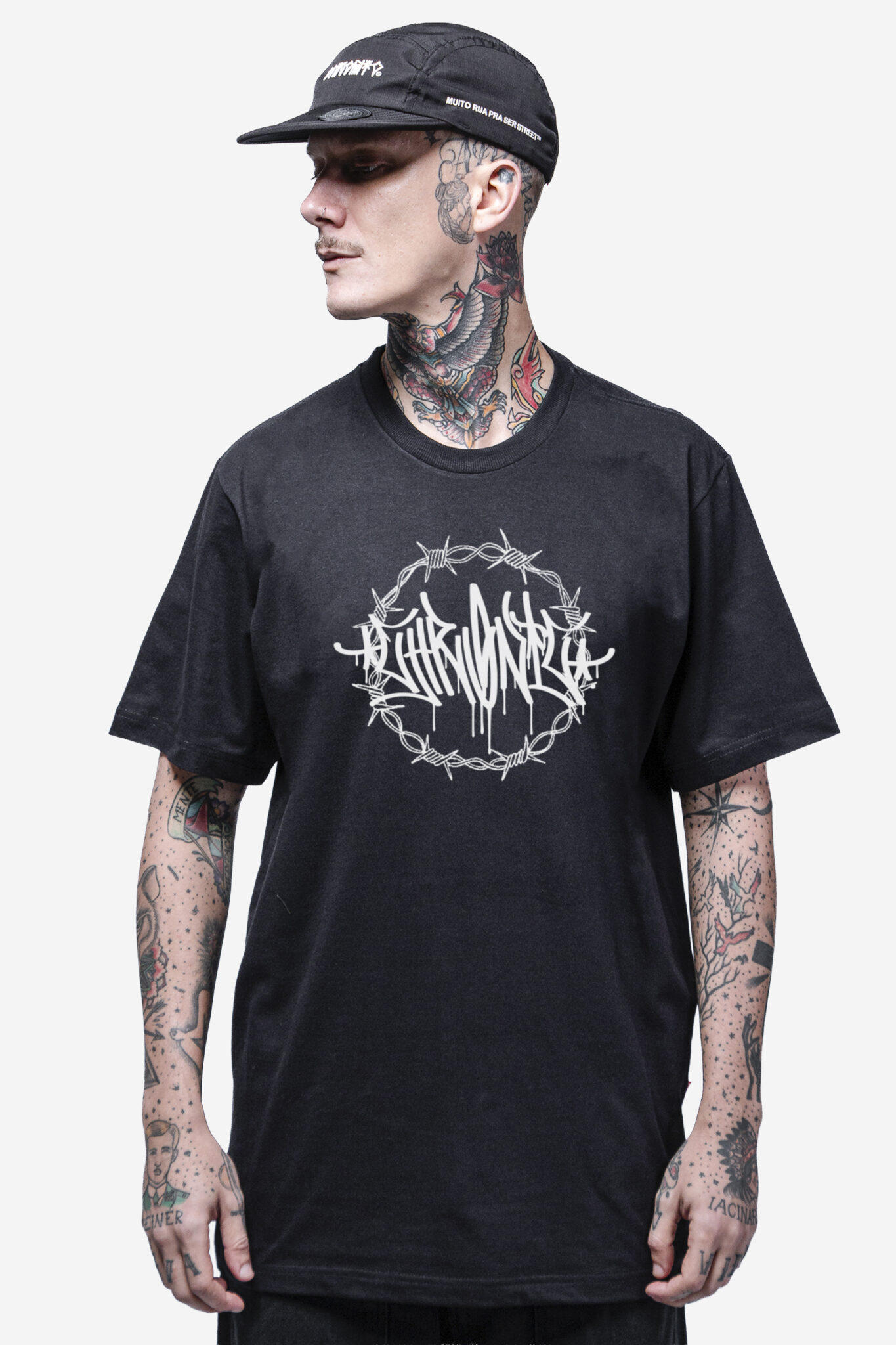 Camiseta básica Chronic modelo 4505 na cor preto reativo, com estampa média de grafite escrito “Chronic” dentro de um círculo de arame farpado.