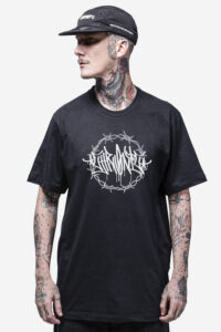 Camiseta básica Chronic modelo 4505 na cor preto reativo, com estampa média de grafite escrito “Chronic” dentro de um círculo de arame farpado.