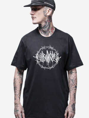 Camiseta básica Chronic modelo 4505 na cor preto reativo, com estampa média de grafite escrito “Chronic” dentro de um círculo de arame farpado.