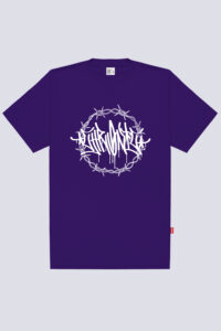 Camiseta básica Chronic modelo 4505 na cor preto roxo maseu, com estampa média de grafite escrito “Chronic” dentro de um círculo de arame farpado.