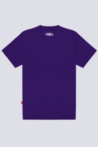 Parte traseira da camiseta Chronic 4505 roxo maseu, com estampa pequena centralizada próximo à gola.