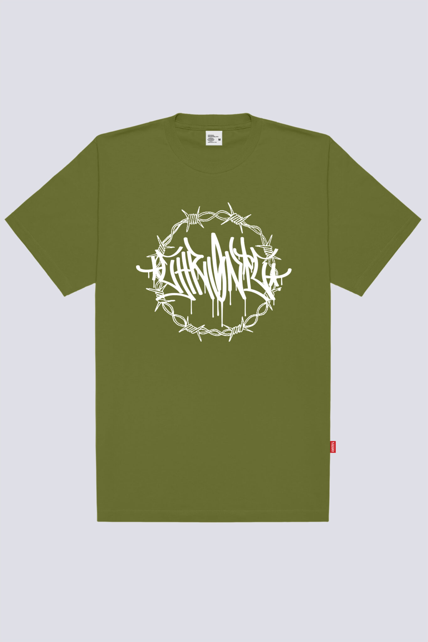 Camiseta básica Chronic modelo 4505 na cor verde azurro, com estampa média de grafite escrito “Chronic” dentro de um círculo de arame farpado.