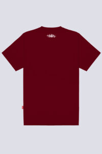 Parte traseira da camiseta Chronic 4505 vermelho aureal, com estampa pequena centralizada próximo à gola.