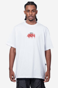 Camiseta básica Chronic modelo 4514 na cor branco anil, com estampa média em grafite escrito “Chronic” e efeito de tinta escorrida.