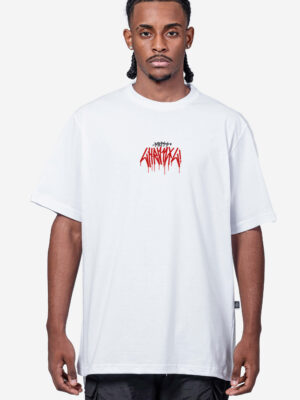 Camiseta básica Chronic modelo 4514 na cor branco anil, com estampa média em grafite escrito “Chronic” e efeito de tinta escorrida.