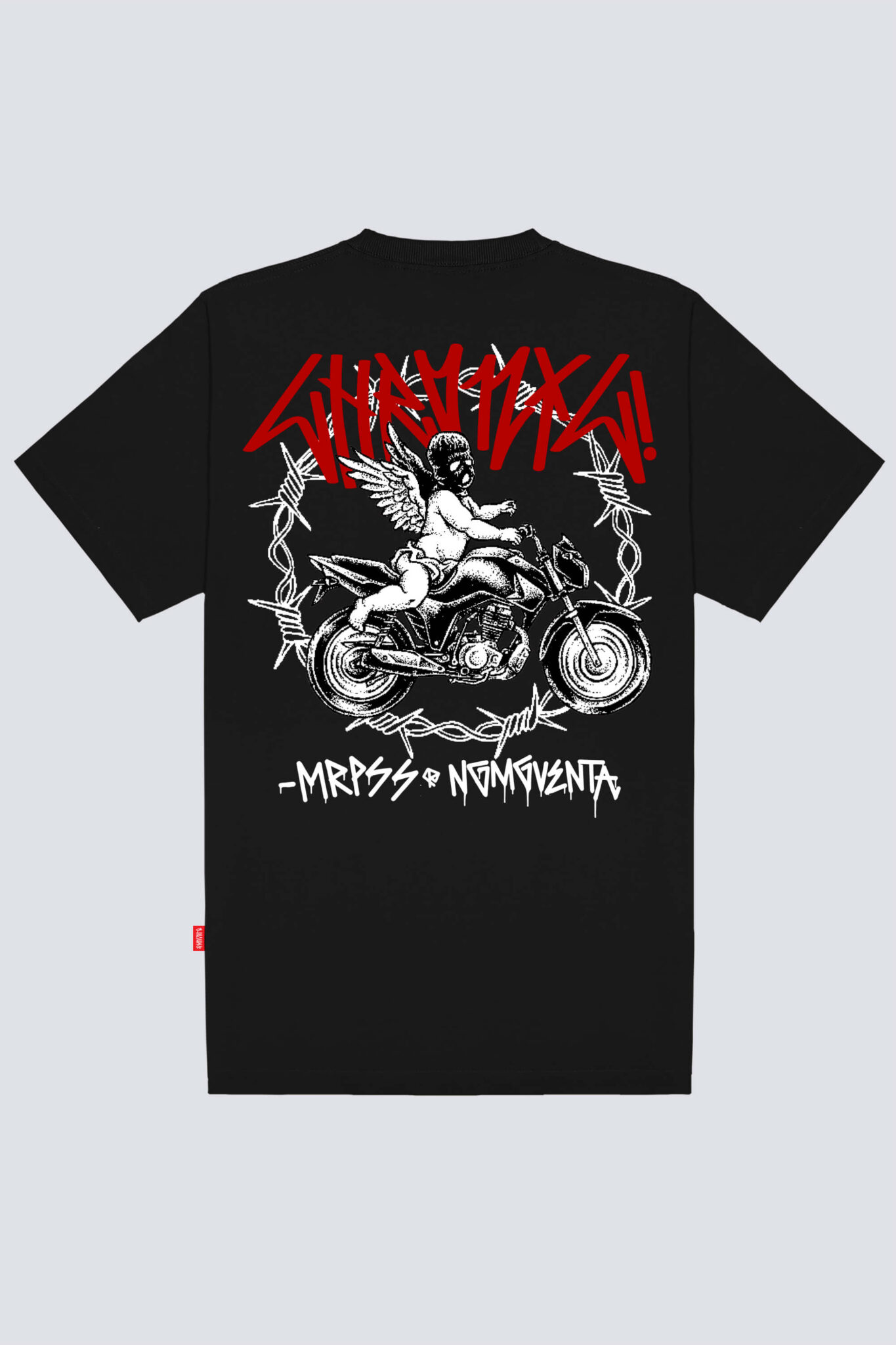 Parte traseira da camiseta Chronic 4514preta, com grande estampa de um anjo mascarado pilotando uma moto, dentro de um círculo de arame farpado e o nome “Chronic” em grafite acima.