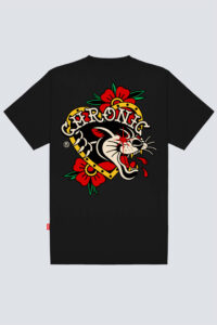 Parte traseira da camiseta Chronic 4520 preta, com grande estampa em estilo old school de uma pantera dentro de um coração com flores.
