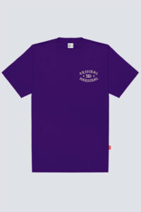 Camiseta básica Chronic modelo 4520 na cor roxo maseu, com estampa pequena no lado esquerdo do peito.