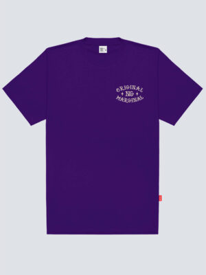 Camiseta básica Chronic modelo 4520 na cor roxo maseu, com estampa pequena no lado esquerdo do peito.