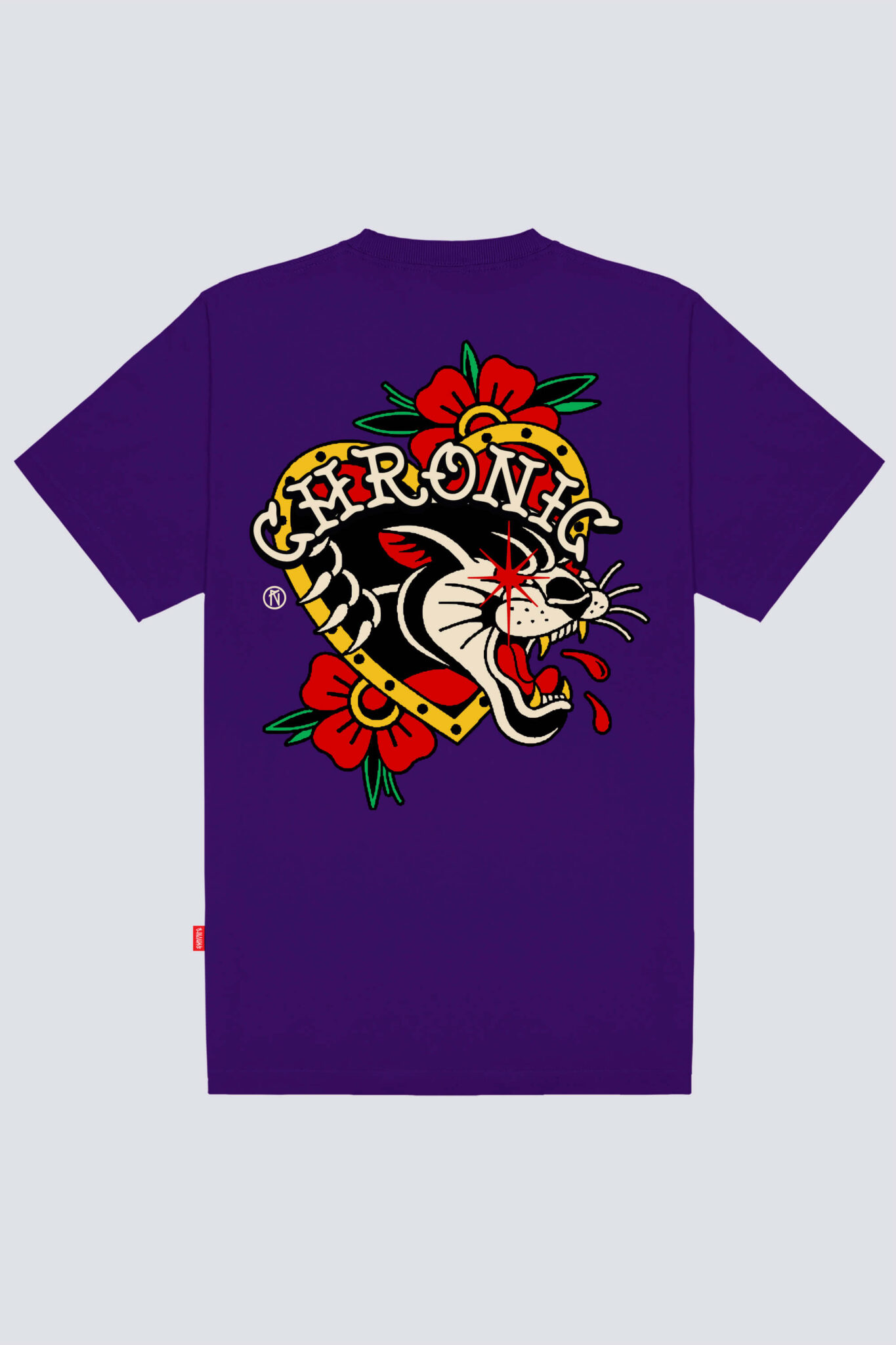 Parte traseira da camiseta Chronic 4520 roxa, com grande estampa em estilo old school de uma pantera dentro de um coração com flores.