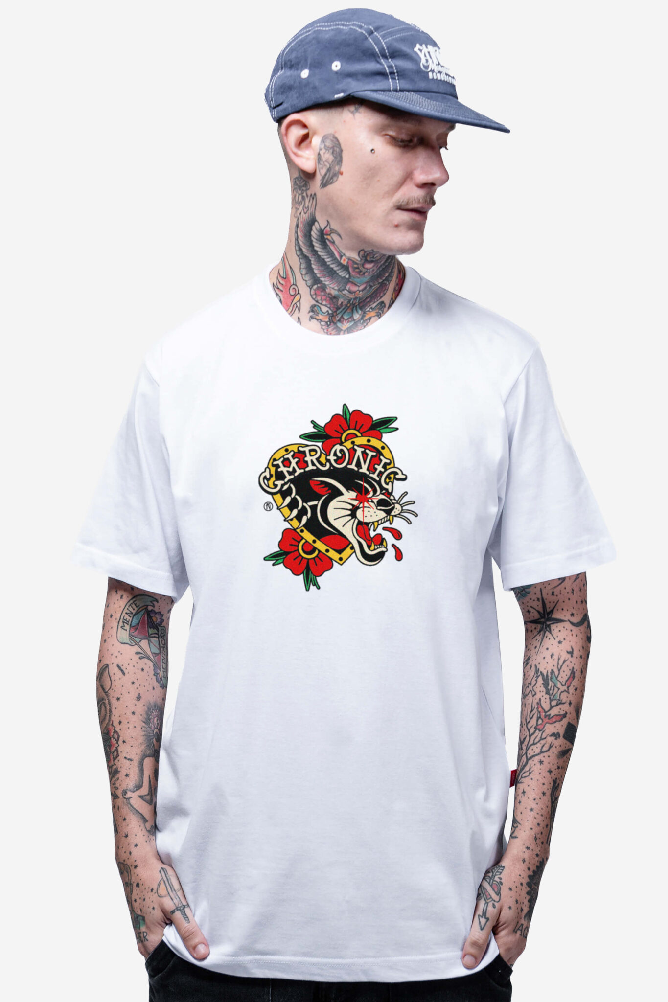 Camiseta básica Chronic modelo 4521 na cor branco anil, com estampa grande em estilo old school de uma pantera dentro de um coração com flores.