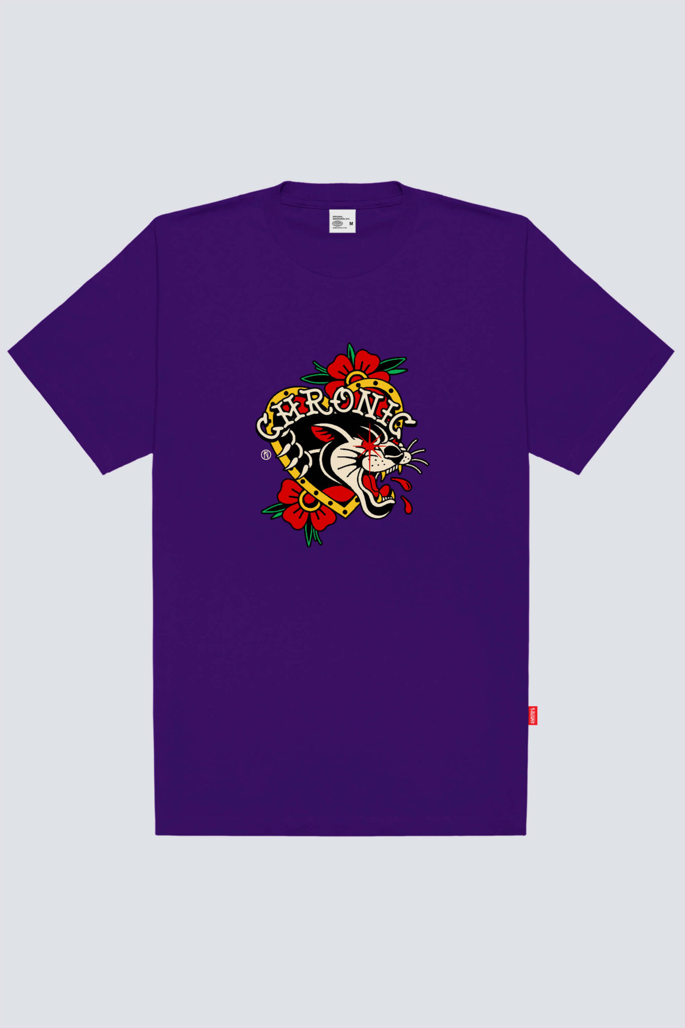 Camiseta básica Chronic modelo 4521 na cor roxo maseu, com estampa grande em estilo old school de uma pantera dentro de um coração com flores.