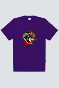 Camiseta básica Chronic modelo 4521 na cor roxo maseu, com estampa grande em estilo old school de uma pantera dentro de um coração com flores.