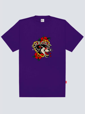 Camiseta básica Chronic modelo 4521 na cor roxo maseu, com estampa grande em estilo old school de uma pantera dentro de um coração com flores.