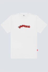 Camiseta básica Chronic modelo 4523 na cor branco anil, com estampa grande frontal escrita “Chronic” em estilo old school.