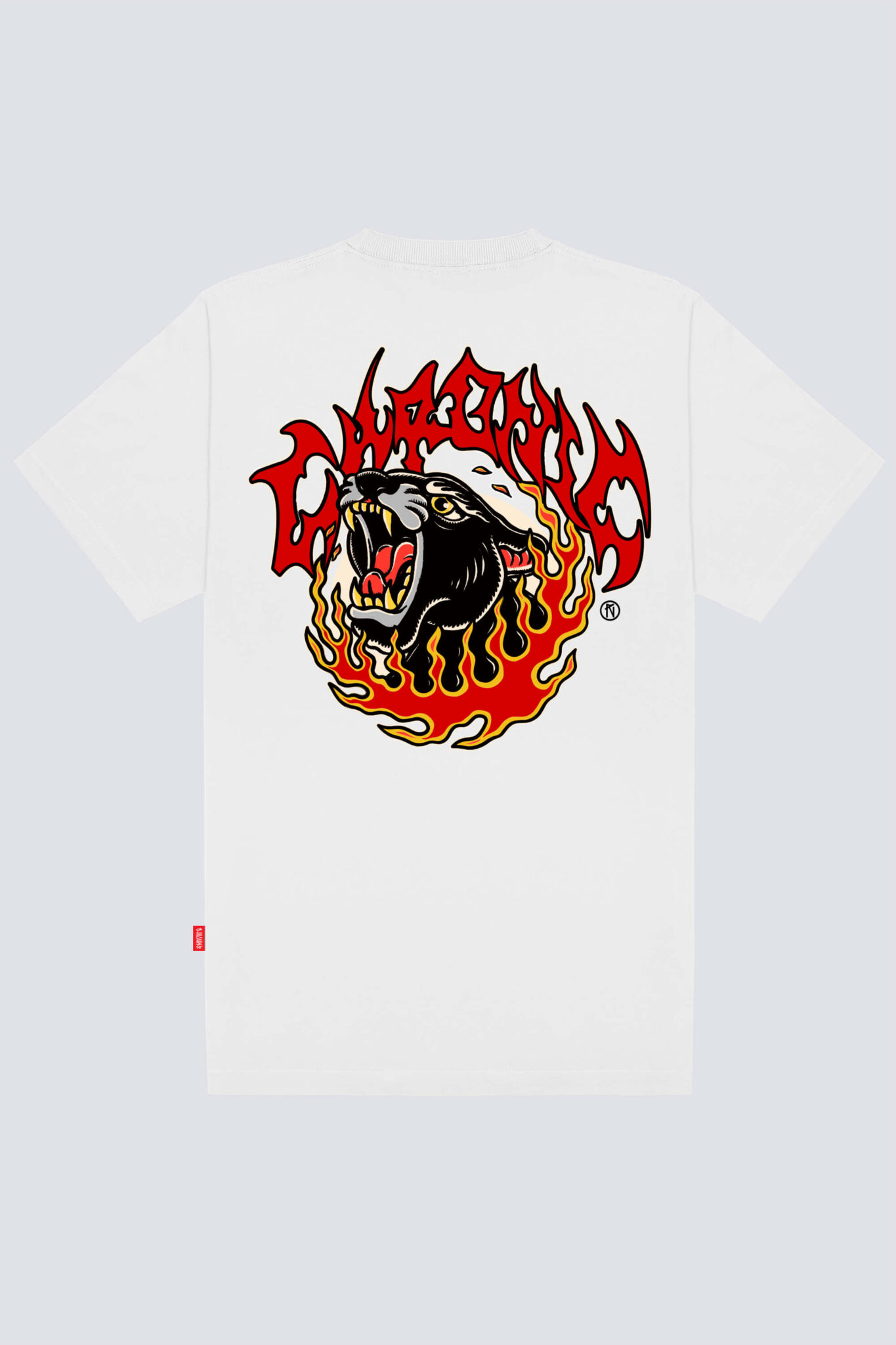 Parte traseira da camiseta Chronic 4523 branca, com estampa grande em estilo old school mostrando uma pantera ao centro, uma foto abaixo e o nome “Chronic” acima.