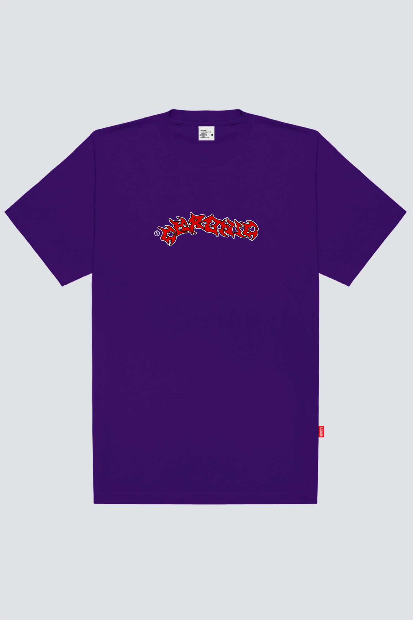 Camiseta básica Chronic modelo 4523 na cor roxo maseu, com estampa grande frontal “Chronic” em estilo old school.