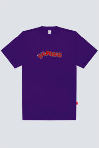 Camiseta básica Chronic modelo 4523 na cor roxo maseu, com estampa grande frontal “Chronic” em estilo old school.