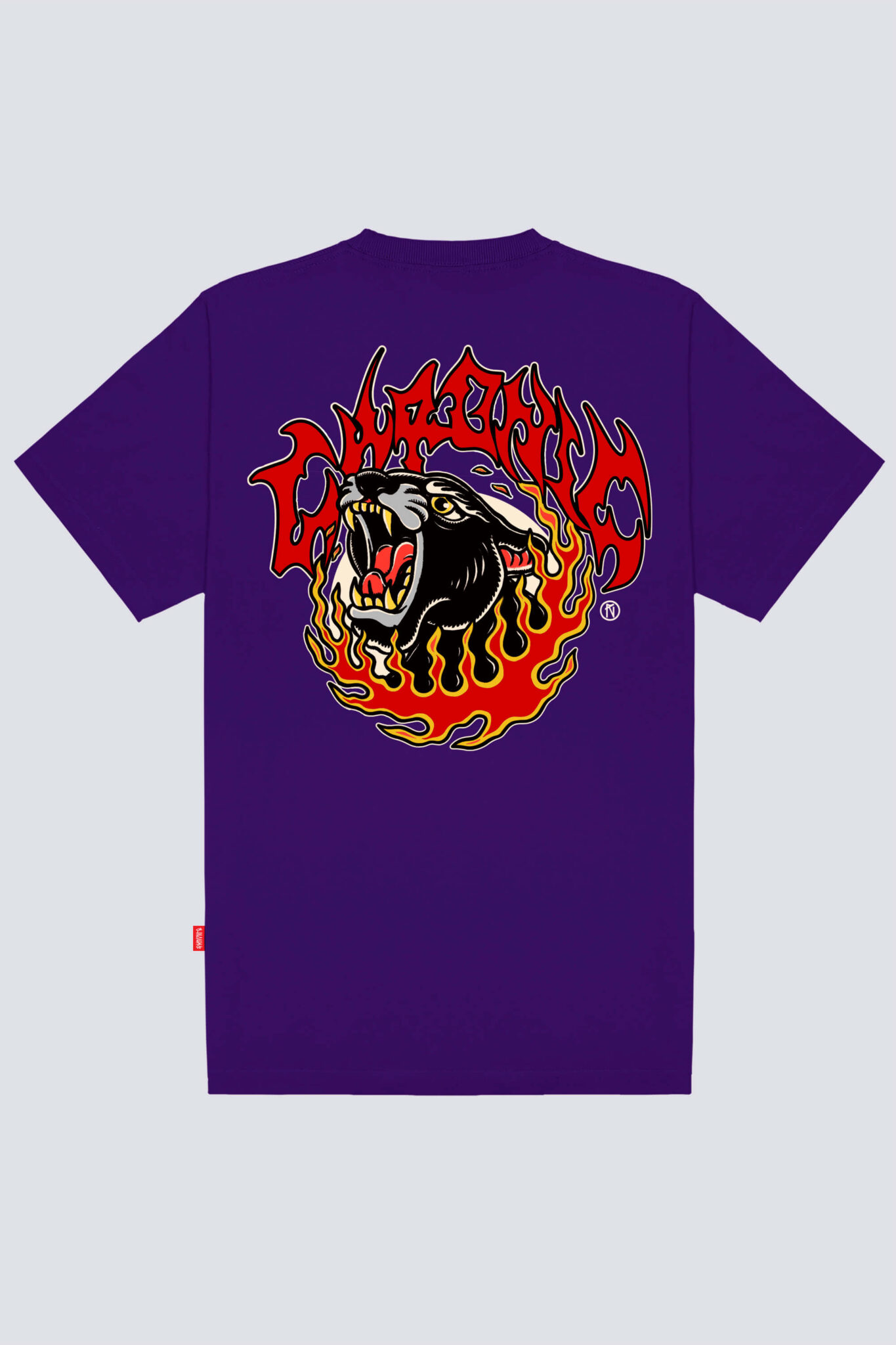 Parte traseira da camiseta Chronic roxa 4523, com estampa grande em estilo old school de uma pantera central, imagem abaixo e o nome “Chronic” acima.