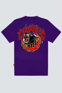 Parte traseira da camiseta Chronic roxa 4523, com estampa grande em estilo old school de uma pantera central, imagem abaixo e o nome “Chronic” acima.