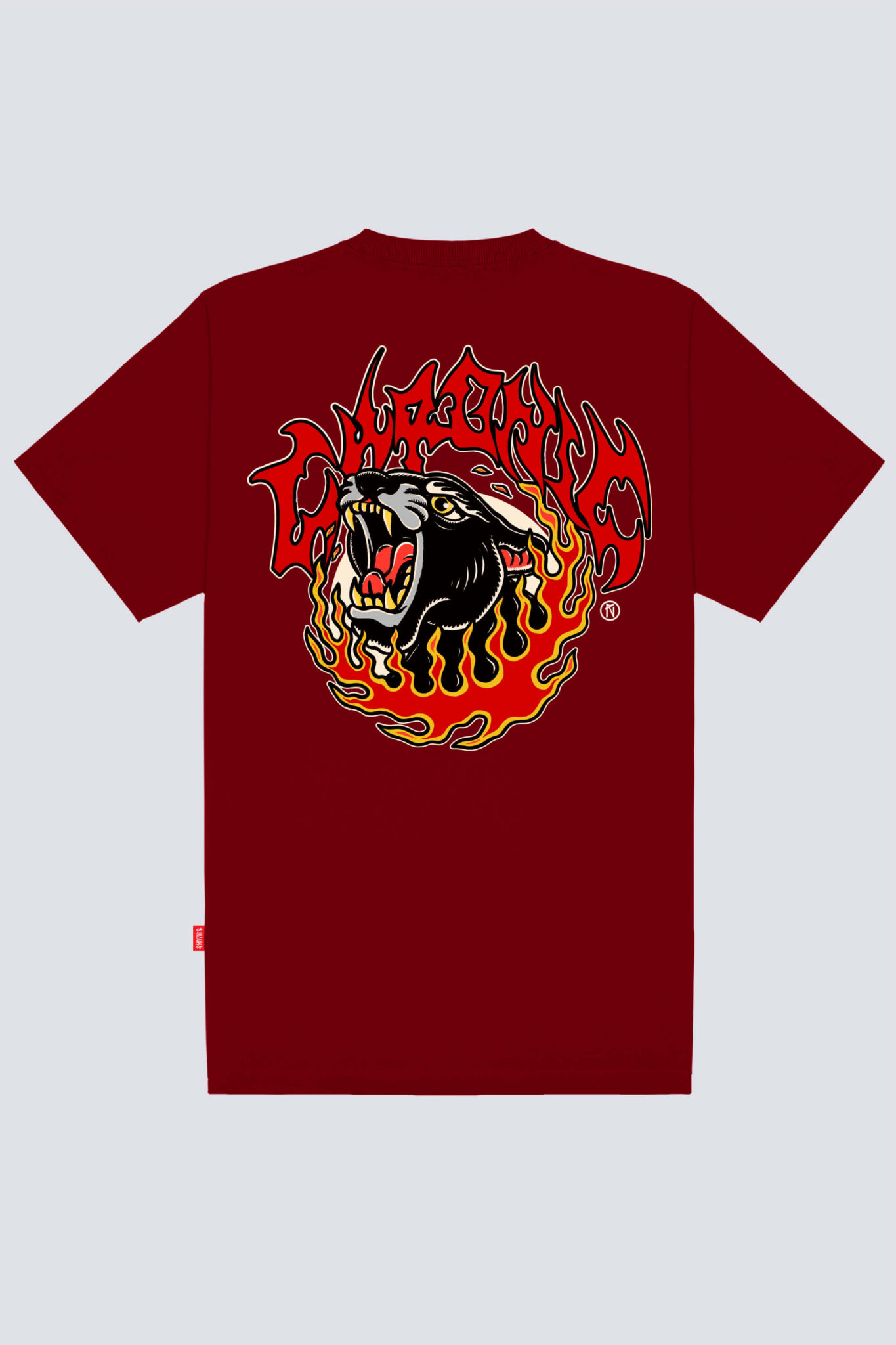 Parte traseira da camiseta Chronic 4523 preta, com estampa grande de pantera centralizada, imagem abaixo e o nome “Chronic” acima.