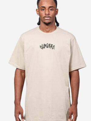 Camiseta oversized Chronic modelo 4392 na cor bege off nustre, com estampa pequena centralizada no peito com o nome da marca escrito em estilo grafite.