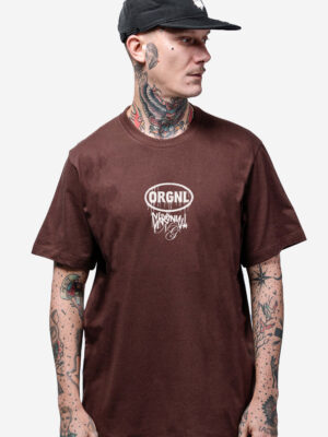 Camiseta oversized Chronic modelo 4460 na cor marrom, com estampa pequena centralizada no peito com o nome da marca.