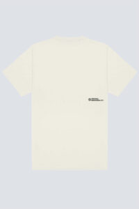 Parte traseira da camiseta Chronic Rugby 4528 branca, com estampa pequena na lateral direita.