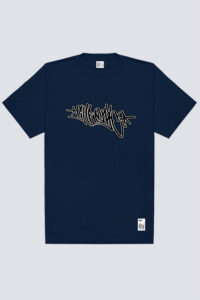 Camiseta Chronic Oversized Rugby 4528 na cor marinho bavieira, com bordado médio escrito “Chronic” no centro do peito.