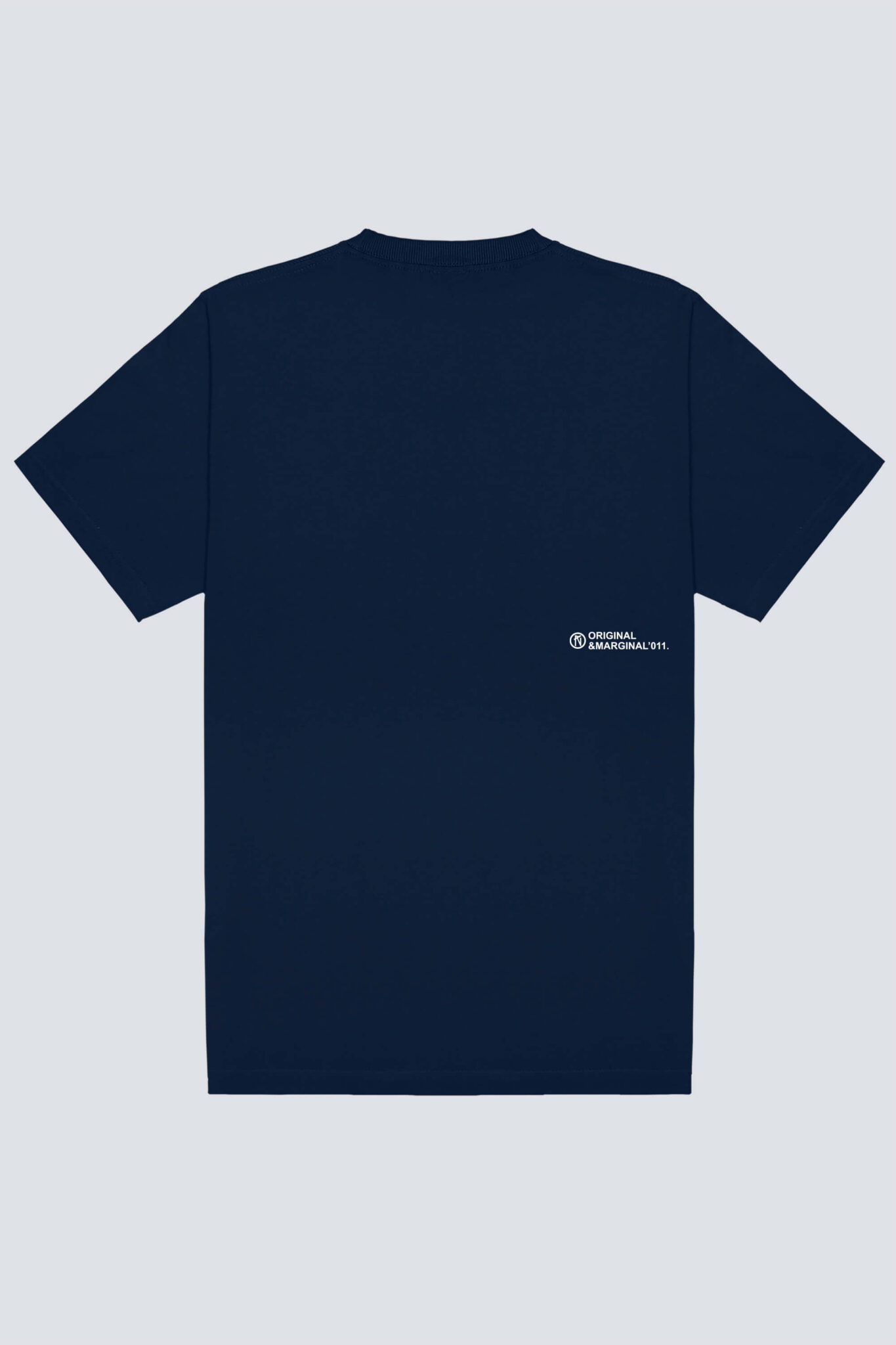 Parte traseira da camiseta Chronic Rugby marinho, com estampa pequena localizada na lateral direita.