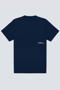 Parte traseira da camiseta Chronic Rugby marinho, com estampa pequena localizada na lateral direita.